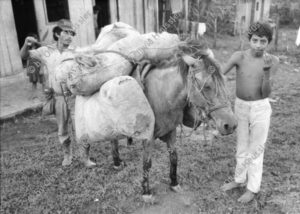 Image of sheet 19840620 photo 41: Zwei Miskitos Miskito indianer stellen die einheimischen 
La Esperanza, South Atlantic Autonomous Region, 1984