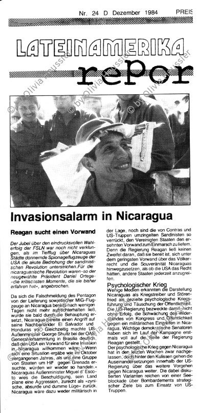 Image of sheet 19840630 photo 38: Soldaten stehen stundenlang Schlange in der Sonne und schützen ihren Kopf mit der Parteieigenen revolutions Zeitung der FSLN «La Barricada».
Wahlen Nicaragua 1984