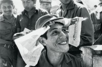 Image of sheet 19840630 photo 38: Wahlen im November. Schlange stehen vor dem Wahllokal. Soldaten stehen stundenlang Schlange in der Sonne und schützen ihren Kopf mit der Parteieigenen revolutions Zeitung der FSLN «La Barricada».
Soldat bei der Stimmabgabe für die Präsidentschaftswahlen. Managua, 1984
Wahlen Managua Nicaragua 1984 √ sun hut head shadow elections troops soldier sandinist
Out of: Der Traum von The dream of Solentiname / El sueño de Solentiname page 82
Im Bestand der Fotostiftung Schweiz 24 x 30 cm RC Vintage 24 x 30 cm 1987.006 B.0226
19840630_38