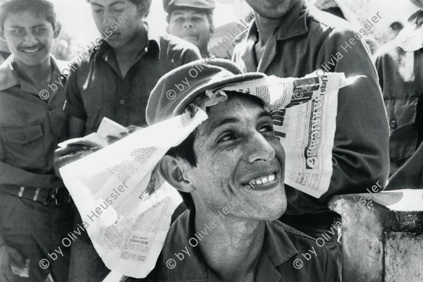 Image of sheet 19840630 photo 38: Wahlen im November. Schlange stehen vor dem Wahllokal. Soldaten stehen stundenlang Schlange in der Sonne und schützen ihren Kopf mit der Parteieigenen revolutions Zeitung der FSLN «La Barricada».
Soldat bei der Stimmabgabe für die Präsidentschaftswahlen. Managua, 1984
Wahlen Managua Nicaragua 1984 √ sun hut head shadow elections troops soldier sandinist
Out of: Der Traum von The dream of Solentiname / El sueño de Solentiname page 82
Im Bestand der Fotostiftung Schweiz 24 x 30 cm RC Vintage 24 x 30 cm 1987.006 B.0226
19840630_38