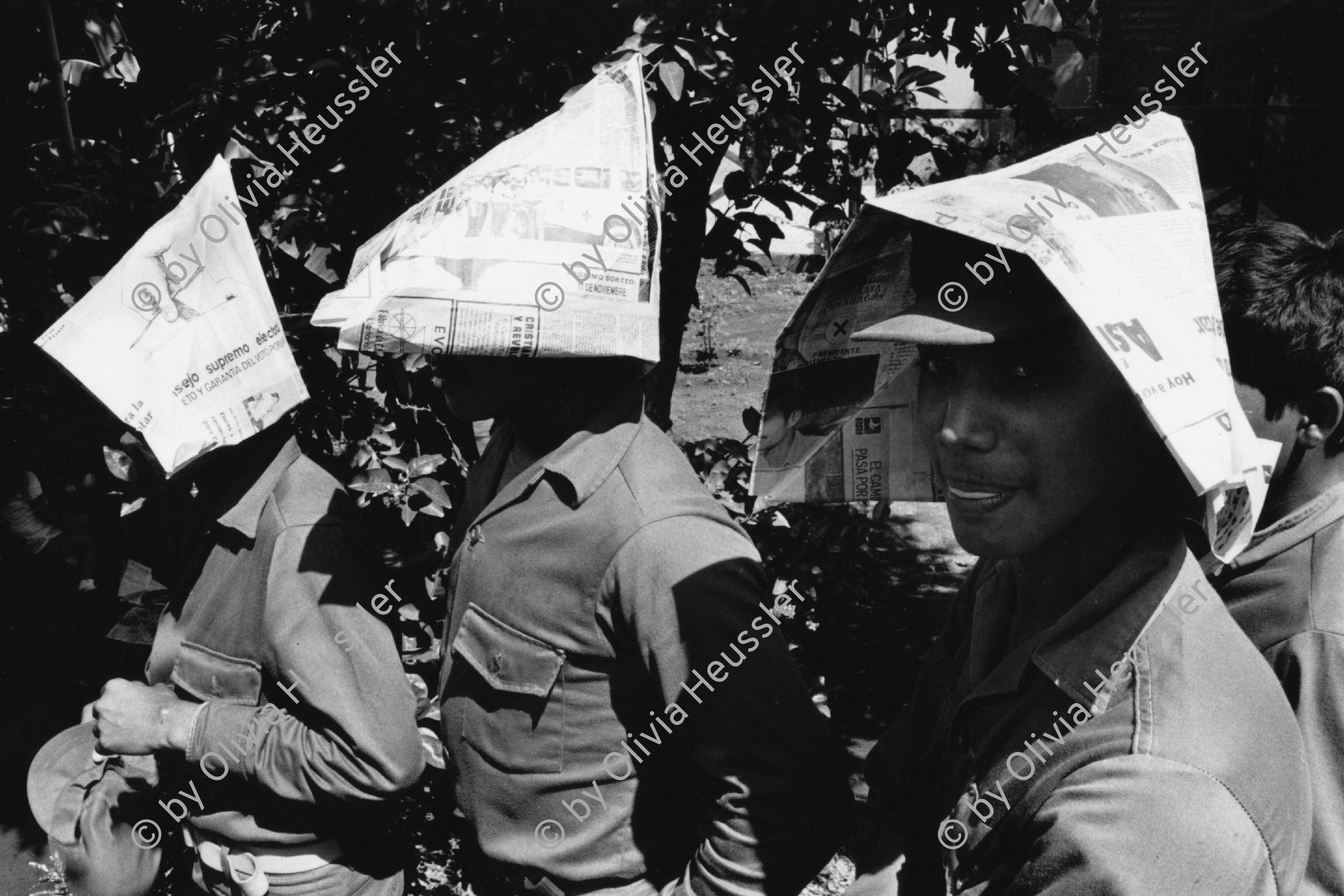 Image of sheet 19840630 photo 39: Soldaten der sandinistischen Volksarmee benützen während den ersten Wahlen unter den Sandinisten die Parteizeitung der FSLN «la Baricada» als Sonnenschutz. Managua Nicaragua Nov. 84 sun hut military sandinist troops shadow elections
1984 √

The Sandinista Popular Army (or People's Army; Ejército Popular Sandinista, EPS) was the military established in 1979 by the new Sandinista government to replace the National Guard, following the overthow of Anastasio Somoza Debayle.