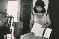 Image of sheet 19840630 photo 8: Junge Frau beim wählen. young woman at elections political 
Wahlen Nicaragua 1984 √ centralamerica