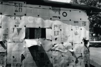 Image of sheet 19840640 photo 11: Mit alten, ausgedienten Zeitungs druckplatten der sandinistischen revolutions zeitung La Barricada, werden Hauswände erstellt. Nicaragua 11.84 1984 √

Out of: Der Traum von Solentiname  /  The dream of Solentiname  /  El sueño de Solentiname page 31
Casa con pared hecha de planchas de impresión
offset del periódico sandinista Barricada. Managua, 1985