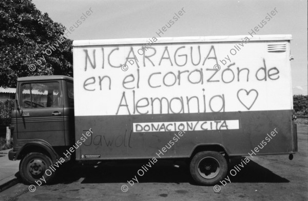 Image of sheet 19840640 photo 13: Der Sarg des von der Contra getöteten sandinistischen Kommandanten der FSLN Cmdte. Enrique Schmidt. Er arbeitete in der BRD bei Siemens und organisierte vor allem die Deutsche Solidarität. Soldaten stehen an seinem Sarg. Im MINT. Innenministerium. Kommandant Tomas Borge steht am Sarg. Soldaten marschieren und begleiten den Toten im Sarg. Portrait Olivia Heussler. Druckplatten der sandinistischen Tageszeitung La Barricada, werden als Baumaterial für eine Hauswand benützt. Deutsches Geschenk an Nicaragua. Lastwagen. Managua Nicaragua 1984