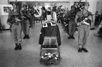 Image of sheet 19840640 photo 32: Der Sarg des von der Contra getöteten sandinistischen Kommandanten der FSLN Cmdte. Enrique Schmidt. Er arbeitete in der BRD bei Siemens und organisierte vor allem die Deutsche Solidarität. Innenministerium. Kommandant Tomas Borge steht am Sarg. Managua Nicaragua 1984 √ death killed coffin
Out of: Der Traum von Solentiname / The dream of Solentiname / El sueño de Solentiname page 54

El Ministro del Interior Tomás Borge al lado del ataúd del Comandante Enrique Schmidt, asesinado por la Contra. Antes de la revolución Schmidt había trabajado en Siemens, en la República Federal de Alemania, y desde allí organizó el movimiento de solidaridad.
Managua, 6 de noviembre de 1984
Interior Minister Tomás Borge standing at the coffin of Commander Enrique Schmidt, murdered by the Contras.
Before the Revolution, Schmidt worked for Siemens in West Germany and, from there, organized the Solidarity Movement. Managua, November 6, 1984