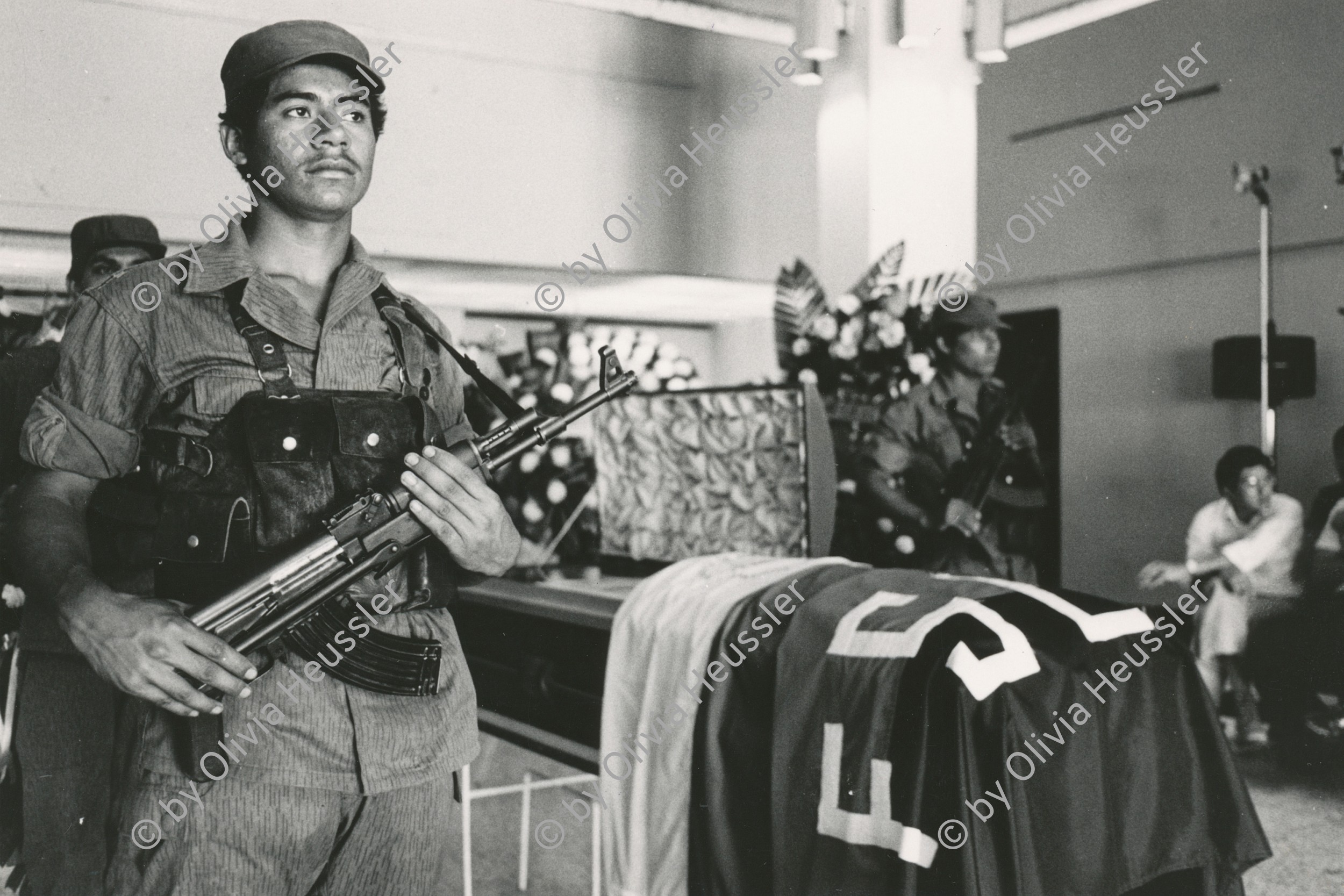 Image of sheet 19840640 photo 33: Wache am Sarg von Kommandant Enrique Schmidt. Sandinisten. Managua Nicaragua. 1984 √

FSLN Guard at the coffin of commander Enrique Schmidt. Schmidt played an important role in the support of Nicaragua by the European solidarity.