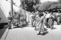 Image of sheet 19840640 photo 37: Der Sarg des von der Contra getöteten sandinistischen Kommandanten der FSLN Cmdte. Enrique Schmidt. Er arbeitete in der BRD bei Siemens und organisierte vor allem die Deutsche Solidarität. Innenministerium. Kommandant Tomas Borge steht am Sarg. Managua Nicaragua 1984 √ death killed coffin
Out of: Der Traum von Solentiname / The dream of Solentiname / El sueño de Solentiname page 54

El Ministro del Interior Tomás Borge al lado del ataúd del Comandante Enrique Schmidt, asesinado por la Contra. Antes de la revolución Schmidt había trabajado en Siemens, en la República Federal de Alemania, y desde allí organizó el movimiento de solidaridad.
Managua, 6 de noviembre de 1984
Interior Minister Tomás Borge standing at the coffin of Commander Enrique Schmidt, murdered by the Contras.
Before the Revolution, Schmidt worked for Siemens in West Germany and, from there, organized the Solidarity Movement. Managua, November 6, 1984