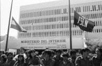Image of sheet 19840640 photo 5: Der Sarg des von der Contra getöteten sandinistischen Kommandanten der FSLN Cmdte. Enrique Schmidt. Er arbeitete in der BRD bei Siemens und organisierte vor allem die Deutsche Solidarität. Soldaten stehen an seinem Sarg. Im MINT. Innenministerium. Kommandant Tomas Borge steht am Sarg. Soldaten marschieren und begleiten den Toten im Sarg. Portrait Olivia Heussler. Druckplatten der sandinistischen Tageszeitung La Barricada, werden als Baumaterial für eine Hauswand benützt. Deutsches Geschenk an Nicaragua. Lastwagen. Managua Nicaragua 1984