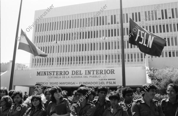 Image of sheet 19840640 photo 5: Der Sarg des von der Contra getöteten sandinistischen Kommandanten der FSLN Cmdte. Enrique Schmidt. Er arbeitete in der BRD bei Siemens und organisierte vor allem die Deutsche Solidarität. Soldaten stehen an seinem Sarg. Im MINT. Innenministerium. Kommandant Tomas Borge steht am Sarg. Soldaten marschieren und begleiten den Toten im Sarg. Portrait Olivia Heussler. Druckplatten der sandinistischen Tageszeitung La Barricada, werden als Baumaterial für eine Hauswand benützt. Deutsches Geschenk an Nicaragua. Lastwagen. Managua Nicaragua 1984