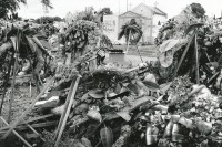 Image of sheet 19840650 photo 31: Das Grab von Kommandant Enrique Schmidt ist nach kurzer Zeit durcheinander geraten. Schmidt war vor seinem Tod Post minister und wurde von den Contras Contra rebellen umgebracht. Nicaragua 11.84 1984 √
Managua. grave death cementery combatant minister Telcor war murdered flowers central america rebels
© 1984, OLIVIA HEUSSLER / www.clic.li


En la tumba de Enrique Schmidt. Cementerio Central, Managua, 1984
At Enrique Schmidt’s grave. Main cemetery, Managua, 1984