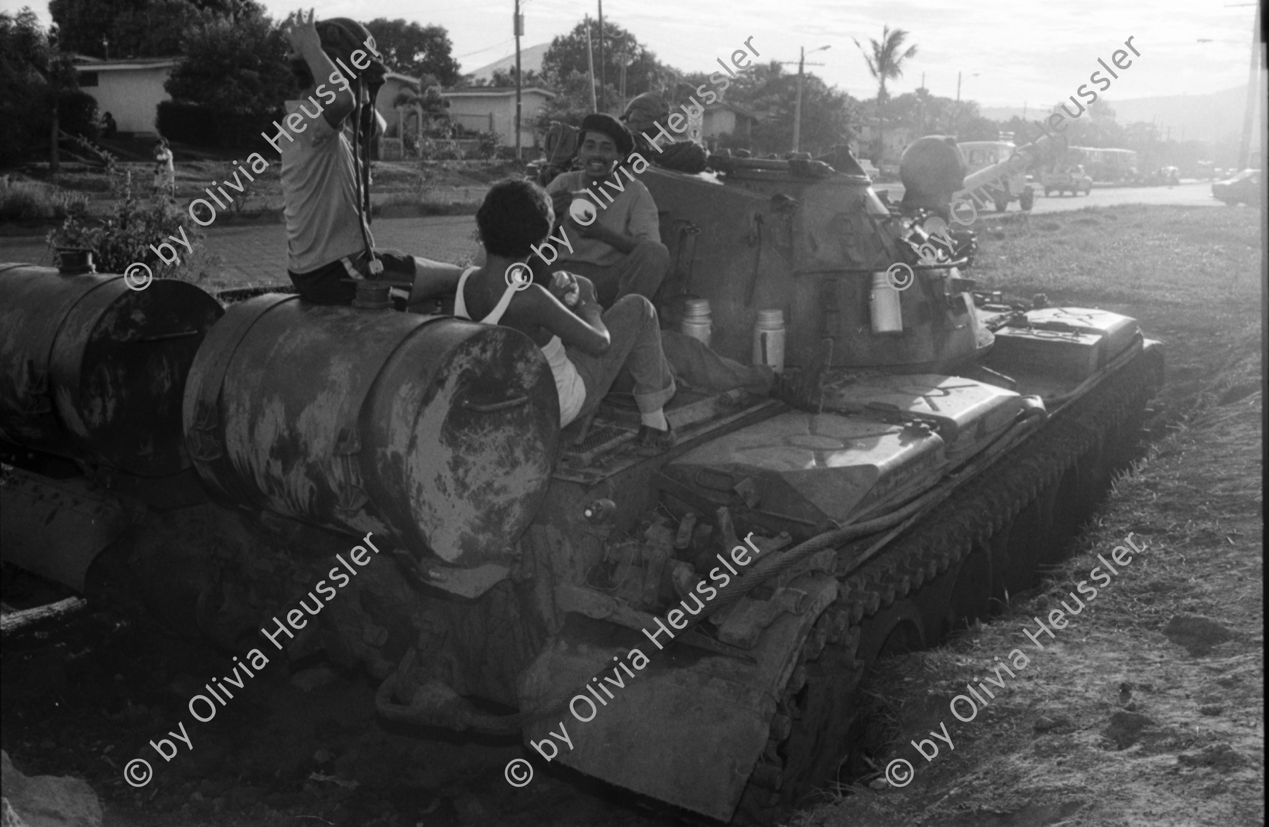 Image of sheet 19840660 photo 24: russische sovietische Tanks Panzer EPS stehen um Managua herum. Invasionsangst Kind mit Taube steht vor Panzer. Gewehre gegen den Himmel gerichtet. Panzer ist mit Pflanzen getarnt. Mann fotografiert sein Kollege auf Panzer stehend. Mann fotografiert. Managua Nicaragua 1984