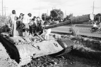Image of sheet 19840660 photo 25: russische sovietische Tanks Panzer EPS stehen um Managua herum. Invasionsangst Kind mit Taube steht vor Panzer. Gewehre gegen den Himmel gerichtet. Panzer ist mit Pflanzen getarnt. Mann fotografiert sein Kollege auf Panzer stehend. Mann fotografiert. Managua Nicaragua 1984