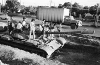 Image of sheet 19840660 photo 26: russische sovietische Tanks Panzer EPS stehen um Managua herum. Invasionsangst Kind mit Taube steht vor Panzer. Gewehre gegen den Himmel gerichtet. Panzer ist mit Pflanzen getarnt. Mann fotografiert sein Kollege auf Panzer stehend. Mann fotografiert. Managua Nicaragua 1984