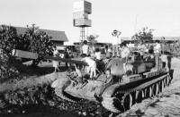 Image of sheet 19840660 photo 27: russische sovietische Tanks Panzer EPS stehen um Managua herum. Invasionsangst Kind mit Taube steht vor Panzer. Gewehre gegen den Himmel gerichtet. Panzer ist mit Pflanzen getarnt. Mann fotografiert sein Kollege auf Panzer stehend. Mann fotografiert. Managua Nicaragua 1984