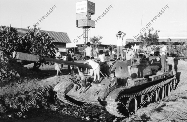 Image of sheet 19840660 photo 27: russische sovietische Tanks Panzer EPS stehen um Managua herum. Invasionsangst Kind mit Taube steht vor Panzer. Gewehre gegen den Himmel gerichtet. Panzer ist mit Pflanzen getarnt. Mann fotografiert sein Kollege auf Panzer stehend. Mann fotografiert. Managua Nicaragua 1984