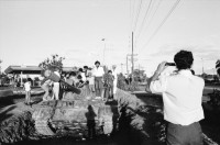 Image of sheet 19840660 photo 36: russische sovietische Tanks Panzer vom EPS stehen um Managua herum. Mann fotografiert sein Kollege auf Panzer stehend. Managua Nicaragua 1984 √
Russian soviet tanks of the EPS stand around Managua. Man shot his colleague standing on tanks
taking pictures photographs as a souvenir