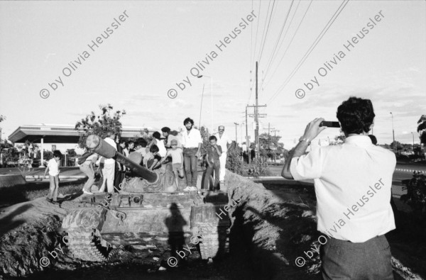 Image of sheet 19840660 photo 36: russische sovietische Tanks Panzer vom EPS stehen um Managua herum. Mann fotografiert sein Kollege auf Panzer stehend. Managua Nicaragua 1984 √
Russian soviet tanks of the EPS stand around Managua. Man shot his colleague standing on tanks
taking pictures photographs as a souvenir