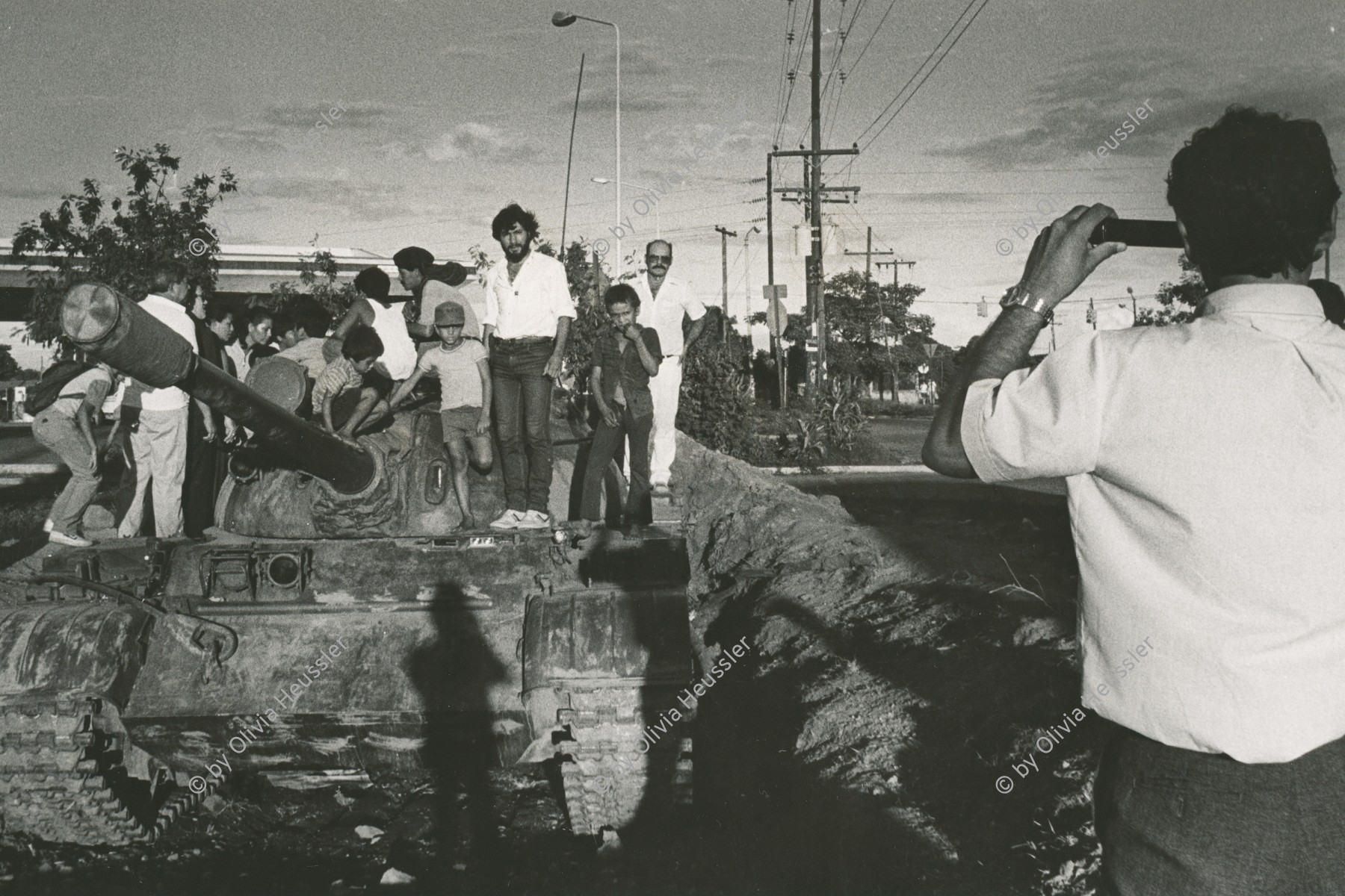 Image of sheet 19840660 photo 36: russische sovietische Tanks Panzer vom EPS stehen um Managua herum. Mann fotografiert sein Kollege auf Panzer stehend. Managua Nicaragua 1984 √
Russian soviet tanks of the EPS stand around Managua. Man shot his colleague standing on tanks
taking pictures photographs as a souvenir