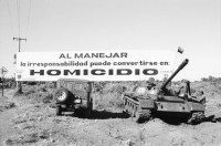 Image of sheet 19840660 photo 40: russische sovietische Tanks Panzer EPS stehen um Managua herum. Invasionsangst Kind mit Taube steht vor Panzer. Gewehre gegen den Himmel gerichtet. Panzer ist mit Pflanzen getarnt. Mann fotografiert sein Kollege auf Panzer stehend. Mann fotografiert. Managua Nicaragua 1984