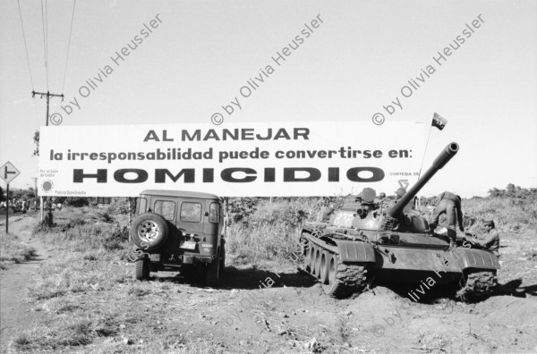 Image of sheet 19840660 photo 40: russische sovietische Tanks Panzer EPS stehen um Managua herum. Invasionsangst Kind mit Taube steht vor Panzer. Gewehre gegen den Himmel gerichtet. Panzer ist mit Pflanzen getarnt. Mann fotografiert sein Kollege auf Panzer stehend. Mann fotografiert. Managua Nicaragua 1984