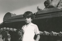 Image of sheet 19840660 photo 44: Ein Junge steht mit einer Taube in der Hand vor einem russischen Panzerwagen. Managua wappnet sich gegen eine US- Invasion. Nicaragua 21.11.84
1984
Boy with pigeon in hand in front of a soviet - tank of the EPS  'Ejercito popular Sandinista'. √ child youth animal bird kid