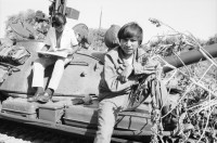 Image of sheet 19840660 photo 5: russische sovietische Tanks Panzer EPS stehen um Managua herum. Invasionsangst Kind mit Taube steht vor Panzer. Gewehre gegen den Himmel gerichtet. Panzer ist mit Pflanzen getarnt. Mann fotografiert sein Kollege auf Panzer stehend. Mann fotografiert. Managua Nicaragua 1984