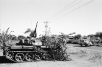 Image of sheet 19840660 photo 7: russische sovietische Tanks Panzer EPS stehen um Managua herum. Invasionsangst Kind mit Taube steht vor Panzer. Gewehre gegen den Himmel gerichtet. Panzer ist mit Pflanzen getarnt. Mann fotografiert sein Kollege auf Panzer stehend. Mann fotografiert. Managua Nicaragua 1984