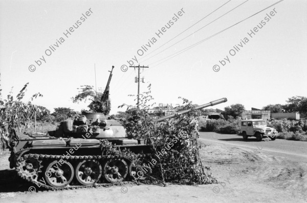 Image of sheet 19840660 photo 7: russische sovietische Tanks Panzer EPS stehen um Managua herum. Invasionsangst Kind mit Taube steht vor Panzer. Gewehre gegen den Himmel gerichtet. Panzer ist mit Pflanzen getarnt. Mann fotografiert sein Kollege auf Panzer stehend. Mann fotografiert. Managua Nicaragua 1984