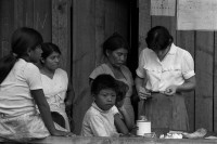 Image of sheet 19840670 photo 22: Polo de Yale wurde mit Hilfe des Schweizerischen Arbeiterhilfswerk SAH AOS aufgebaut. Eine Dorf schwester macht einen Malariatest. Polo de Yale,  Matagalpa Nicaragua 1984 √
Malaria test health popular nurth village blood children