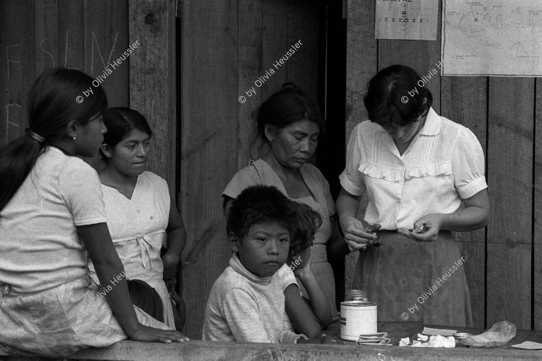 Image of sheet 19840670 photo 22: Polo de Yale wurde mit Hilfe des Schweizerischen Arbeiterhilfswerk SAH AOS aufgebaut. Eine Dorf schwester macht einen Malariatest. Polo de Yale,  Matagalpa Nicaragua 1984 √
Malaria test health popular nurth village blood children