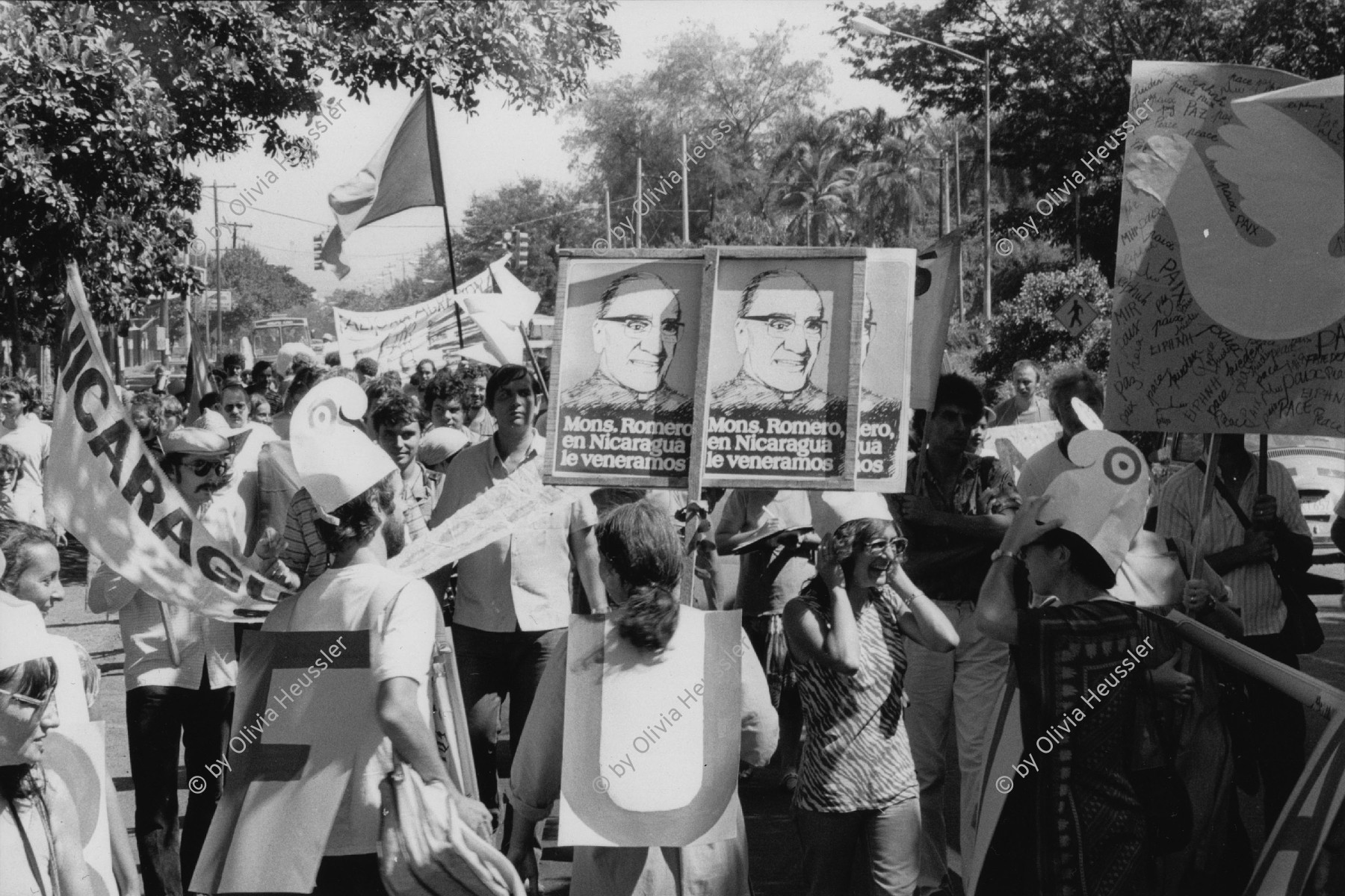 Image of sheet 19840670 photo 41: Während einer Solidaritäts und Friedensdemonstration in Managua Nicaragua. Nov. 84. Auf dem Plakat mit dem Bild von Monsignore Erzbischof Oscar Romero steht: «In Nicaragua verehren wir sie» 
Romero wurde 1980 in El Salvador von Todesschwadronen ermordet.

Erzbischof von San Salvador, Märtyrer  15. August 1917 in Ciudad Barrios in El Salvador † 24. März 1980 in San Salvador in El Salvador. 

During a demonstration against the killing of Monsenior Oscar Romero. He was shot by a deathcomando 1980 in El Salvador. Managua Nicaragua 1984 √