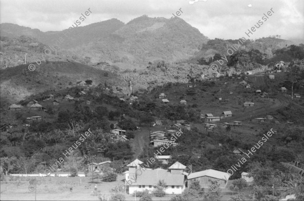 Image of sheet 19840680 photo 16: «Die schönsten Frauen in Nicaragua sind in Matagalpa und geben richtige Liebe» «Las Mujeres mas lindas de Nicaragua estan en Matagalpa y dan amor verdadero» steht auf einem Auto in Matagalpa geschrieben. Sandinistischer Militär Kommandant Alvaro Baltodano steht vor französischem Helikopter Aluette. Wir fliegen nach Waslala. In diesen  Folterkammern Kerkern wurden die Sandinisten hintuntergelassen und Tagelang eingesperrt gefoltert ohne Wasser und Nahrung. Folter. Waslala Uebersicht. Soldat liest. Portrait Frau schaut in Kamera. Lastwagen fährt durch Fluss. Soldaten. Portrait. Helikopter. Mi-8 Sovjetische Bauart. Maschinengewehr im Helikopter. Nicaragua 1984 

Aus: Der Traum von Solentiname/The dream of Solentiname/El sueño de Solentiname