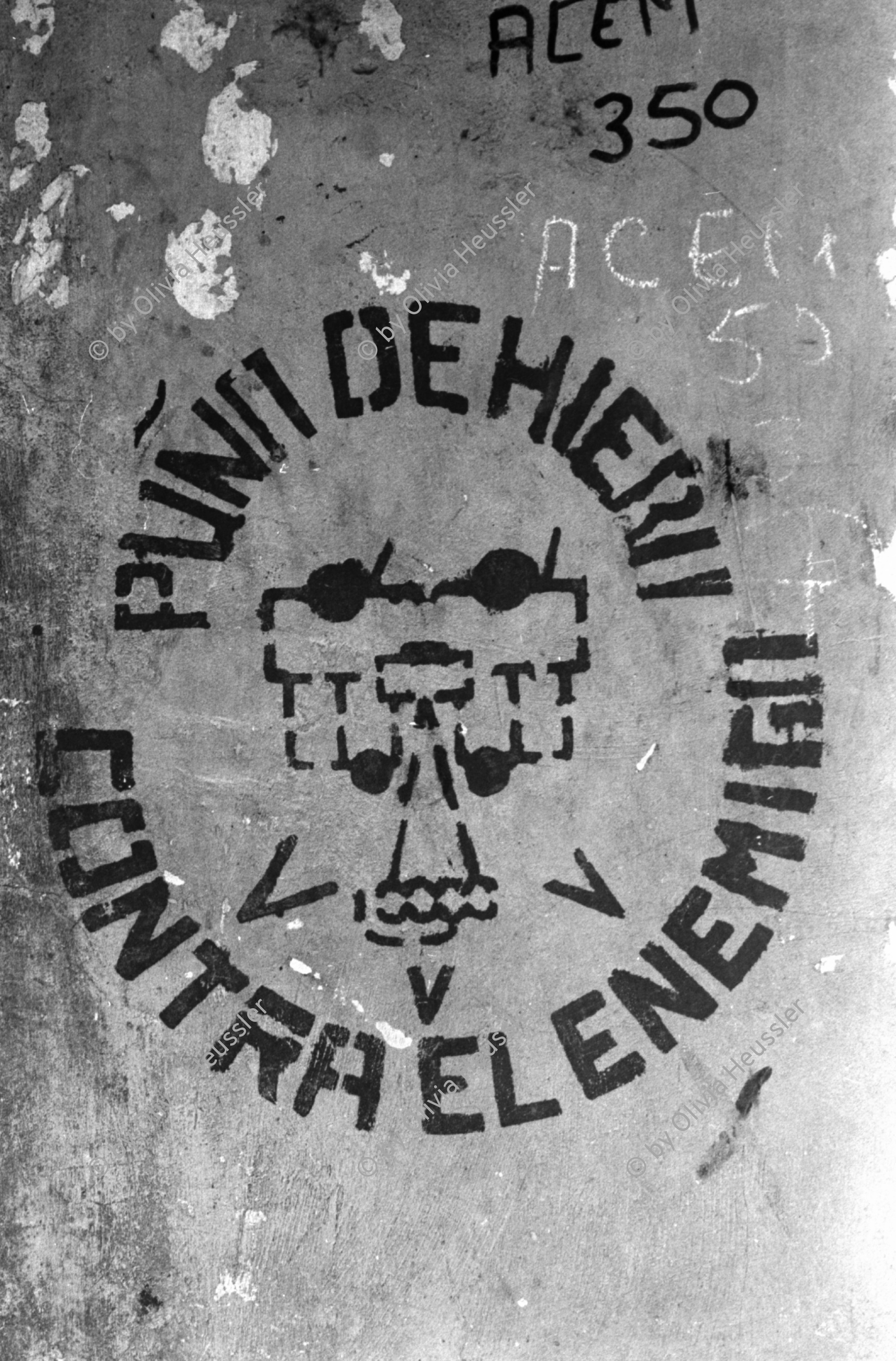Image of sheet 19840680 photo 24: «Die schönsten Frauen in Nicaragua sind in Matagalpa und geben richtige Liebe» «Las Mujeres mas lindas de Nicaragua estan en Matagalpa y dan amor verdadero» steht auf einem Auto in Matagalpa geschrieben. Sandinistischer Militär Kommandant Alvaro Baltodano steht vor französischem Helikopter Aluette. Wir fliegen nach Waslala. In diesen  Folterkammern Kerkern wurden die Sandinisten hintuntergelassen und Tagelang eingesperrt gefoltert ohne Wasser und Nahrung. Folter. Waslala Uebersicht. Soldat liest. Portrait Frau schaut in Kamera. Lastwagen fährt durch Fluss. Soldaten. Portrait. Helikopter. Mi-8 Sovjetische Bauart. Maschinengewehr im Helikopter. Nicaragua 1984 

Aus: Der Traum von Solentiname/The dream of Solentiname/El sueño de Solentiname