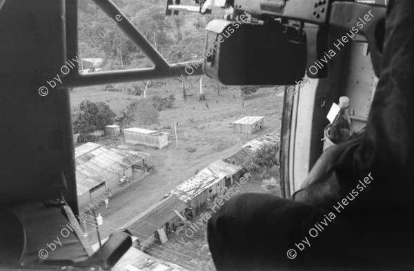 Image of sheet 19840680 photo 31: «Die schönsten Frauen in Nicaragua sind in Matagalpa und geben richtige Liebe» «Las Mujeres mas lindas de Nicaragua estan en Matagalpa y dan amor verdadero» steht auf einem Auto in Matagalpa geschrieben. Sandinistischer Militär Kommandant Alvaro Baltodano steht vor französischem Helikopter Aluette. Wir fliegen nach Waslala. In diesen  Folterkammern Kerkern wurden die Sandinisten hintuntergelassen und Tagelang eingesperrt gefoltert ohne Wasser und Nahrung. Folter. Waslala Uebersicht. Soldat liest. Portrait Frau schaut in Kamera. Lastwagen fährt durch Fluss. Soldaten. Portrait. Helikopter. Mi-8 Sovjetische Bauart. Maschinengewehr im Helikopter. Nicaragua 1984 

Aus: Der Traum von Solentiname/The dream of Solentiname/El sueño de Solentiname