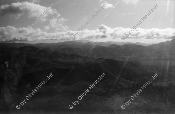 Image of sheet 19840680 photo 7: «Die schönsten Frauen in Nicaragua sind in Matagalpa und geben richtige Liebe» «Las Mujeres mas lindas de Nicaragua estan en Matagalpa y dan amor verdadero» steht auf einem Auto in Matagalpa geschrieben. Sandinistischer Militär Kommandant Alvaro Baltodano steht vor französischem Helikopter Aluette. Wir fliegen nach Waslala. In diesen  Folterkammern Kerkern wurden die Sandinisten hintuntergelassen und Tagelang eingesperrt gefoltert ohne Wasser und Nahrung. Folter. Waslala Uebersicht. Soldat liest. Portrait Frau schaut in Kamera. Lastwagen fährt durch Fluss. Soldaten. Portrait. Helikopter. Mi-8 Sovjetische Bauart. Maschinengewehr im Helikopter. Nicaragua 1984 

Aus: Der Traum von Solentiname/The dream of Solentiname/El sueño de Solentiname