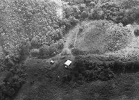Image of sheet 19840690 photo 0: Flugaufnahme aus Helikopter. Soldatin kocht unter Zeltplane. Verwundete Soldaten des Ejercito Popular Sandinista EPS nach einem Angriff der Contrarebellen der FDN, spielen Schach. und lesen im Bett. Verwundeter wird aus Helikopter geladen. Es ist der Pilot des anderen Helis. Alouette, Die Aluette ist noch aus Beständen des Somoza-Clans. Die Sandinisten kannten dieses Fluggerät nicht und haben uns prompt auf dem Flug nach San José de Bocay beschossen.
Wir konnten aber ohne Probleme landen. Soldaten spielen Musik. Ausgediente Soldatenstiefel liegen am Boden auf einem Haufen. Ein junger Soldat isst seine Eierspeise elegant auf Tortilla und seinem Hut als Tisch. Die Tortilla dient als Teller. So verbrennt er seine Finger nicht. 
Nicaragua Apanas Jinotega 1984
Pop-Gruppe in Managua. Musikgruppe Igni Tawanka Olivia Portrait im TV-Monitor.