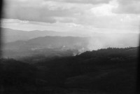 Image of sheet 19840690 photo 1: Flugaufnahme aus Helikopter. Soldatin kocht unter Zeltplane. Verwundete Soldaten des Ejercito Popular Sandinista EPS nach einem Angriff der Contrarebellen der FDN, spielen Schach. und lesen im Bett. Verwundeter wird aus Helikopter geladen. Es ist der Pilot des anderen Helis. Alouette, Die Aluette ist noch aus Beständen des Somoza-Clans. Die Sandinisten kannten dieses Fluggerät nicht und haben uns prompt auf dem Flug nach San José de Bocay beschossen.
Wir konnten aber ohne Probleme landen. Soldaten spielen Musik. Ausgediente Soldatenstiefel liegen am Boden auf einem Haufen. Ein junger Soldat isst seine Eierspeise elegant auf Tortilla und seinem Hut als Tisch. Die Tortilla dient als Teller. So verbrennt er seine Finger nicht. 
Nicaragua Apanas Jinotega 1984
Pop-Gruppe in Managua. Musikgruppe Igni Tawanka Olivia Portrait im TV-Monitor.