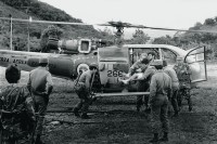 Image of sheet 19840690 photo 13: Der verwundete Copilot der Aluette, nach einer Contraattacke in Bocay, wird ins Militärspital von Apanas gebracht. Jinotega Nicaragua 1984 √
Militär Armee sandinisten Soldaten
Army soldier wounded Helikopter Helicopter Pilot military sandinist aircraft  hospital
Aus: Out of: Der Traum von Solentiname / The dream of Solentiname / El sueño de Solentiname page 81

Bajando a un herido de un helicóptero
Base militar de Apanás, Dpto. de Jinotega, 

The Sandinista Popular Army (or People's Army; Ejército Popular Sandinista, EPS) was the military established in 1979 by the new Sandinista government to replace the National Guard, following the overthow of Anastasio Somoza Debayle.