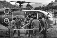 Image of sheet 19840690 photo 14: Der verwundete Copilot der Aluette, nach einer Contraattacke in Bocay, wird ins Militärspital von Apanas gebracht. Jinotega Nicaragua 1984 √
Militär Armee sandinisten Soldaten
Army soldier wounded Helikopter Helicopter Pilot military sandinist aircraft hospital
Bajando a un herido de un helicóptero.
Base militar de Apanás, Dpto. de Jinotega, 
Unloading an injured soldier from a helicopter. Apanás Military Base, Dep. Jinotega
The Sandinista Popular Army (or People's Army; Ejército Popular Sandinista, EPS) was the military established in 1979 by the new Sandinista government to replace the National Guard, following the overthow of Anastasio Somoza Debayle.