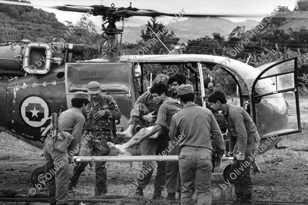 Image of sheet 19840690 photo 14: Der verwundete Copilot der Aluette, nach einer Contraattacke in Bocay, wird ins Militärspital von Apanas gebracht. Jinotega Nicaragua 1984 √
Militär Armee sandinisten Soldaten
Army soldier wounded Helikopter Helicopter Pilot military sandinist aircraft hospital
Bajando a un herido de un helicóptero.
Base militar de Apanás, Dpto. de Jinotega, 
Unloading an injured soldier from a helicopter. Apanás Military Base, Dep. Jinotega
The Sandinista Popular Army (or People's Army; Ejército Popular Sandinista, EPS) was the military established in 1979 by the new Sandinista government to replace the National Guard, following the overthow of Anastasio Somoza Debayle.