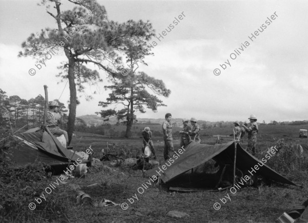 Image of sheet 19840690 photo 2: Flugaufnahme aus Helikopter. Soldatin kocht unter Zeltplane. Verwundete Soldaten des Ejercito Popular Sandinista EPS nach einem Angriff der Contrarebellen der FDN, spielen Schach. und lesen im Bett. Verwundeter wird aus Helikopter geladen. Es ist der Pilot des anderen Helis. Alouette, Die Aluette ist noch aus Beständen des Somoza-Clans. Die Sandinisten kannten dieses Fluggerät nicht und haben uns prompt auf dem Flug nach San José de Bocay beschossen.
Wir konnten aber ohne Probleme landen. Soldaten spielen Musik. Ausgediente Soldatenstiefel liegen am Boden auf einem Haufen. Ein junger Soldat isst seine Eierspeise elegant auf Tortilla und seinem Hut als Tisch. Die Tortilla dient als Teller. So verbrennt er seine Finger nicht. 
Nicaragua Apanas Jinotega 1984
Pop-Gruppe in Managua. Musikgruppe Igni Tawanka Olivia Portrait im TV-Monitor.