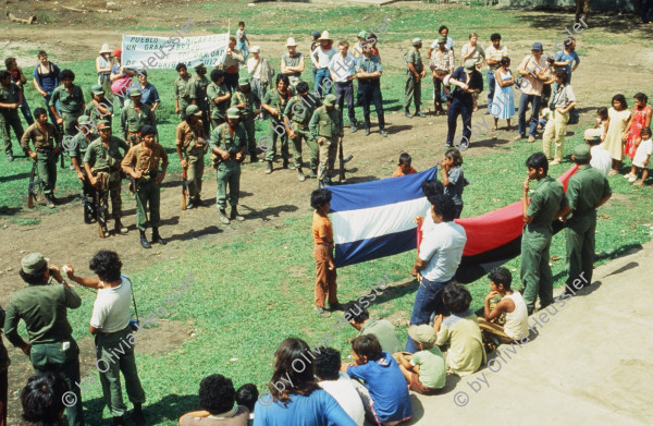 Image of sheet 19843000 photo 0: Junge Menschen aus der Schweiz arbeiten in Arbeitsbrigaden. Nicaragua, Zentralamerika.