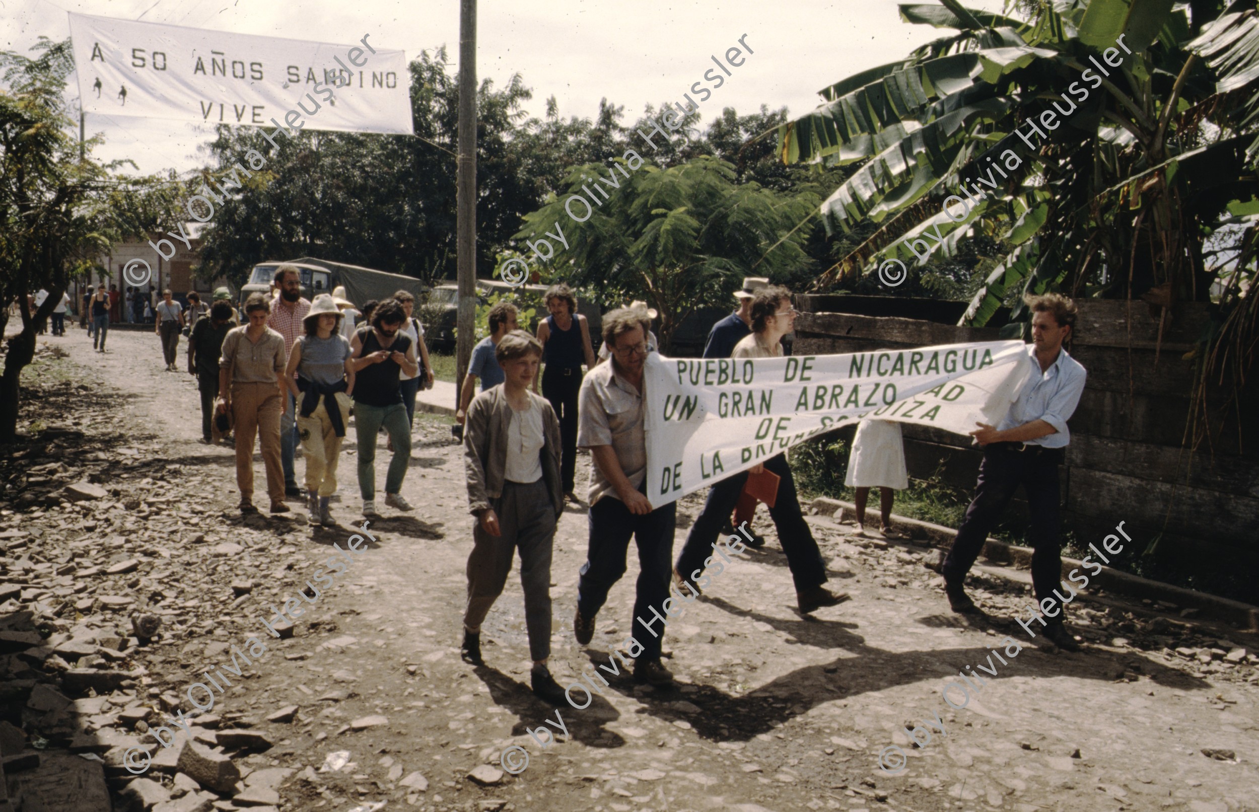 Image of sheet 19843000 photo 32: Junge Menschen aus der Schweiz arbeiten in Arbeitsbrigaden. Nicaragua, Zentralamerika.

19843000 03
Menschen; Arbeit; Solidaritaet; Nicaragua; Brigadisten; Brigaden
1984

{