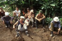 Image of sheet 19843000 photo 5: Junge Menschen aus der Schweiz arbeiten in Arbeitsbrigaden. Nicaragua am 2. Februar 1984, Zentralamerika.
Out of: The dream of Solentiname p.19
19843000 05Schweiz; Nicaragua; Arbeit; Brigaden; Solidaritaet; Junge; Menschen; Frauen; Maenner; Arbeitsbrigaden; Brigadisten; Pause; Gruppe
