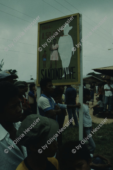 Image of sheet 19843001 photo 5: Eine Wandmalerei für den 5 Jahrestag der sandinistischen Revolution. 19.07.1984 Nicaragua, Zentralamerika

19843001 1984
Werbung; Politisch; Politik; Revolution: Bauer; Campesino; Gewehr; Waffe; Sandinismus; Sandinisten; Propaganda; Graffiti; Wandmalerei; Muralismo; Mural