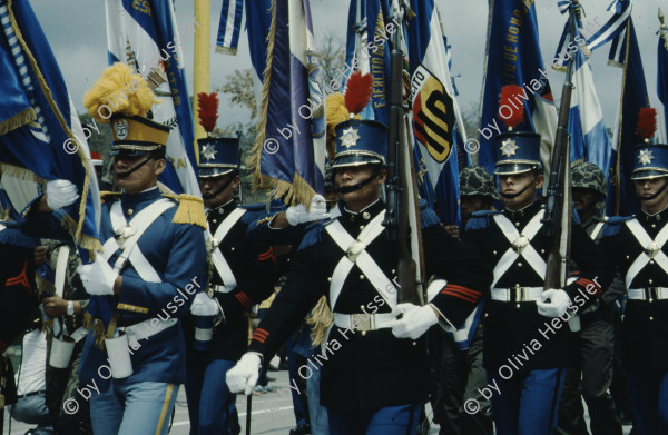 Image of sheet 19843003 photo 11: Ranghohe Offiziere der honduranischen Streitkraefte an einer Parade in Tegucigalpa, Las Tapias, Honduras am 16. April 1984, Zentralamerika.

19843003 1984
Militaer; Personal; Generaele; Honduras; Parade; Verantwortliche; Folter; Las Tapias; Orden; Sonnenbrille; Streitkraefte; Offiziere; ranghohe