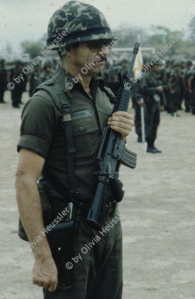 Image of sheet 19843003 photo 13: Ranghohe Offiziere der honduranischen Streitkraefte an einer Parade in Tegucigalpa, Las Tapias, Honduras am 16. April 1984, Zentralamerika.

19843003 1984
Militaer; Personal; Generaele; Honduras; Parade; Verantwortliche; Folter; Las Tapias; Orden; Sonnenbrille; Streitkraefte; Offiziere; ranghohe