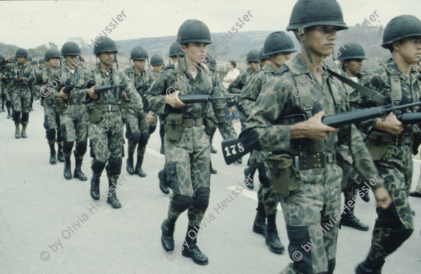 Image of sheet 19843003 photo 14: Ranghohe Offiziere der honduranischen Streitkraefte an einer Parade in Tegucigalpa, Las Tapias, Honduras am 16. April 1984, Zentralamerika.

19843003 1984
Militaer; Personal; Generaele; Honduras; Parade; Verantwortliche; Folter; Las Tapias; Orden; Sonnenbrille; Streitkraefte; Offiziere; ranghohe