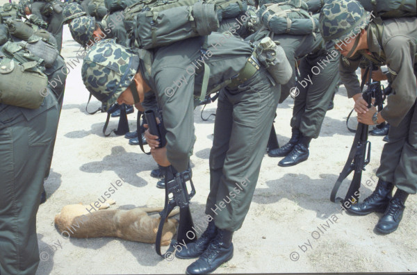 Image of sheet 19843003 photo 3: Ranghohe Offiziere der honduranischen Streitkraefte an einer Parade in Tegucigalpa, Las Tapias, Honduras am 16. April 1984, Zentralamerika.


Militaer; Personal; Generaele; Honduras; Parade; Verantwortliche; Folter; Las Tapias; Orden; Sonnenbrille; Streitkraefte; Offiziere; ranghohe