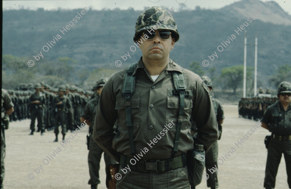 Image of sheet 19843003 photo 4: Ranghohe Offiziere der honduranischen Streitkraefte an einer Parade in Tegucigalpa, Las Tapias, Honduras am 16. April 1984, Zentralamerika.

19843003 1984
Militaer; Personal; Generaele; Honduras; Parade; Verantwortliche; Folter; Las Tapias; Orden; Sonnenbrille; Streitkraefte; Offiziere; ranghohe